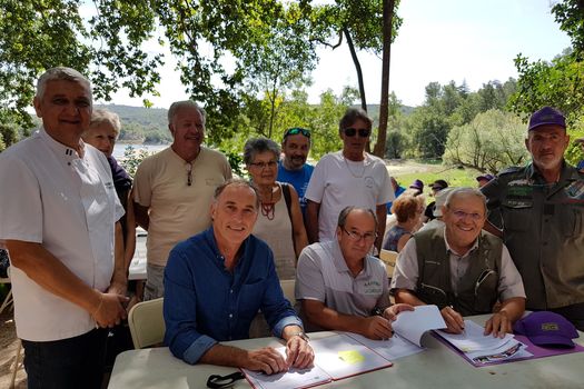 Signature pour la location du domaine de Brauch sur les rives du lac de Sainte Suzanne